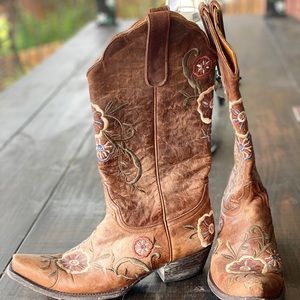 Distressed Old Gringo Boots. Excellent condition.